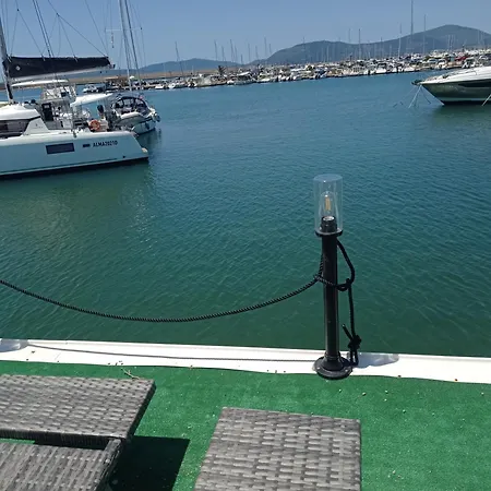 Botel Houseboat Blueseadream Dolphin Casetta Galleggiante *