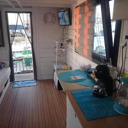 Houseboat Blueseadream Dolphin Casetta Galleggiante 보트호텔 *