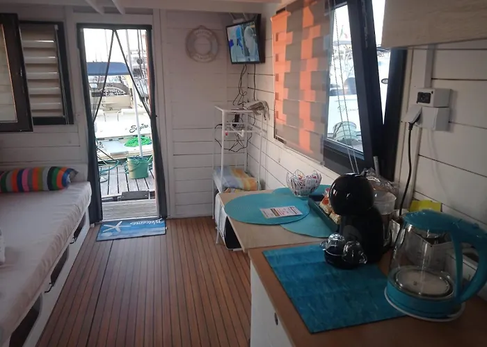 Houseboat Blueseadream Dolphin Casetta Galleggiante 보트호텔 *