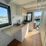Houseboat Blueseadream Dolphin Casetta Galleggiante Hotel en barco *