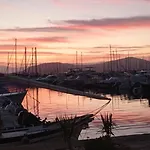 Houseboat Blueseadream Dolphin Casetta Galleggiante Πλωτό κατάλυμα