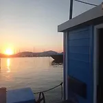 Houseboat Blueseadream Dolphin Casetta Galleggiante Hotel en barco *