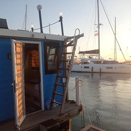 Botel Houseboat Blueseadream Dolphin Casetta Galleggiante